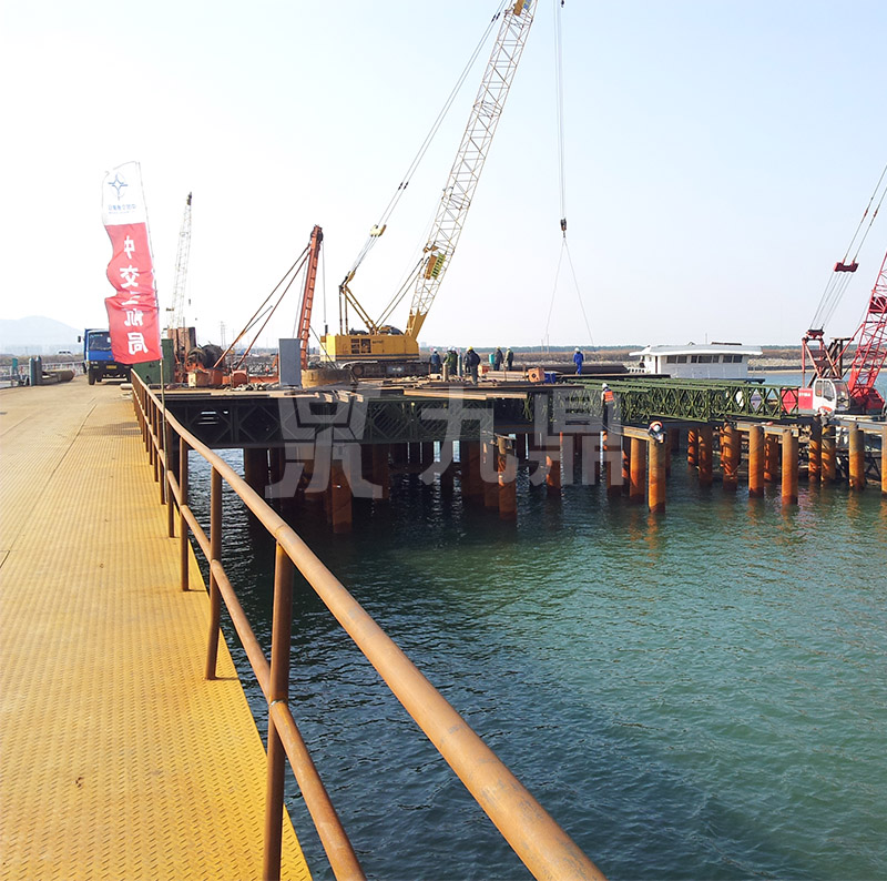 贝雷片由上、上弦杆、竖杆及斜杆焊接而成