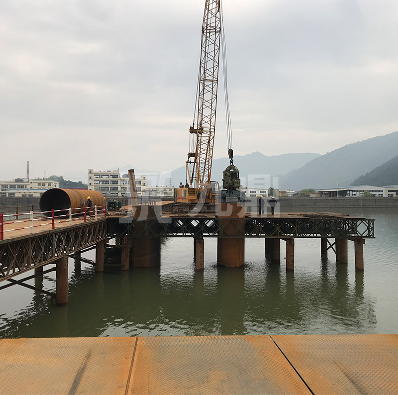   应急贝雷钢便桥和固定贝雷钢便桥具有构件少，重量轻，成本低的特点